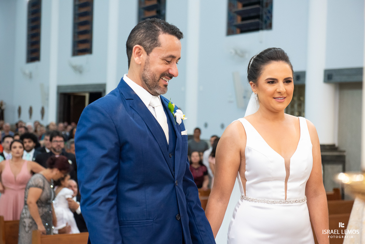 casamento capela e Sabrina na igreja de São Francisco em para de minas casamento lindo com fotos do fotografo Israel lemos