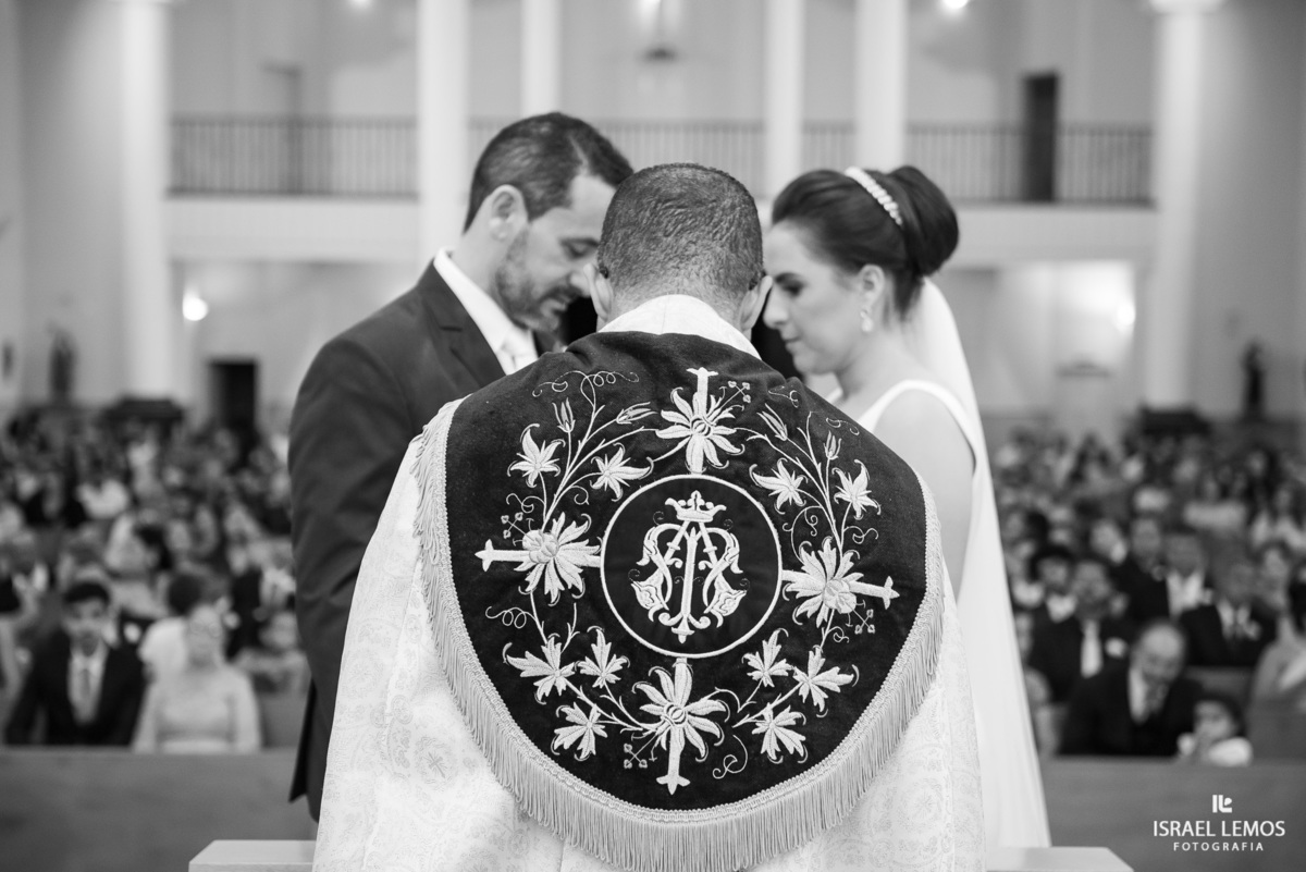 casamento capela e Sabrina na igreja de São Francisco em para de minas casamento lindo com fotos do fotografo Israel lemos