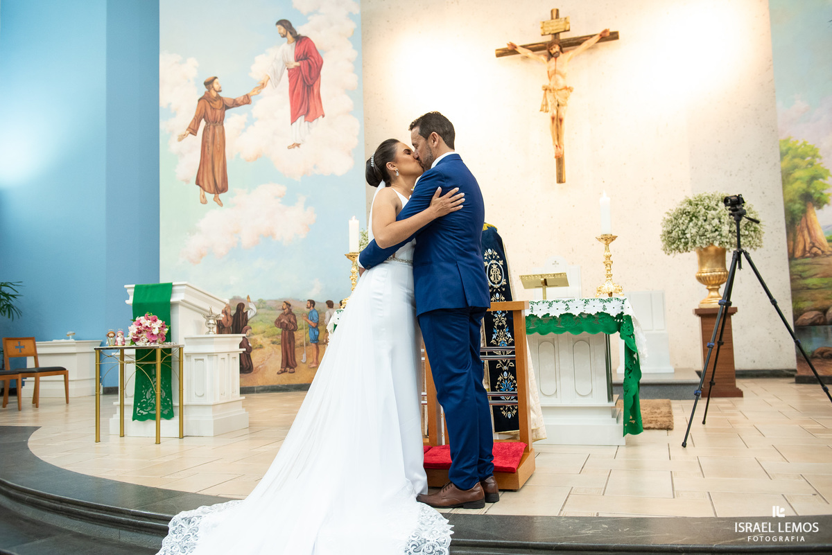 casamento capela e Sabrina na igreja de São Francisco em para de minas casamento lindo com fotos do fotografo Israel lemos