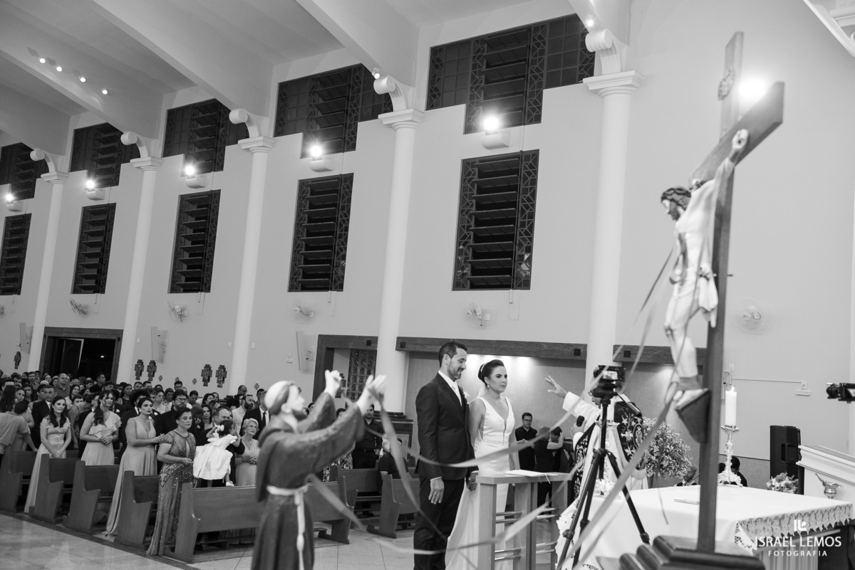 casamento capela e Sabrina na igreja de São Francisco em para de minas casamento lindo com fotos do fotografo Israel lemos
