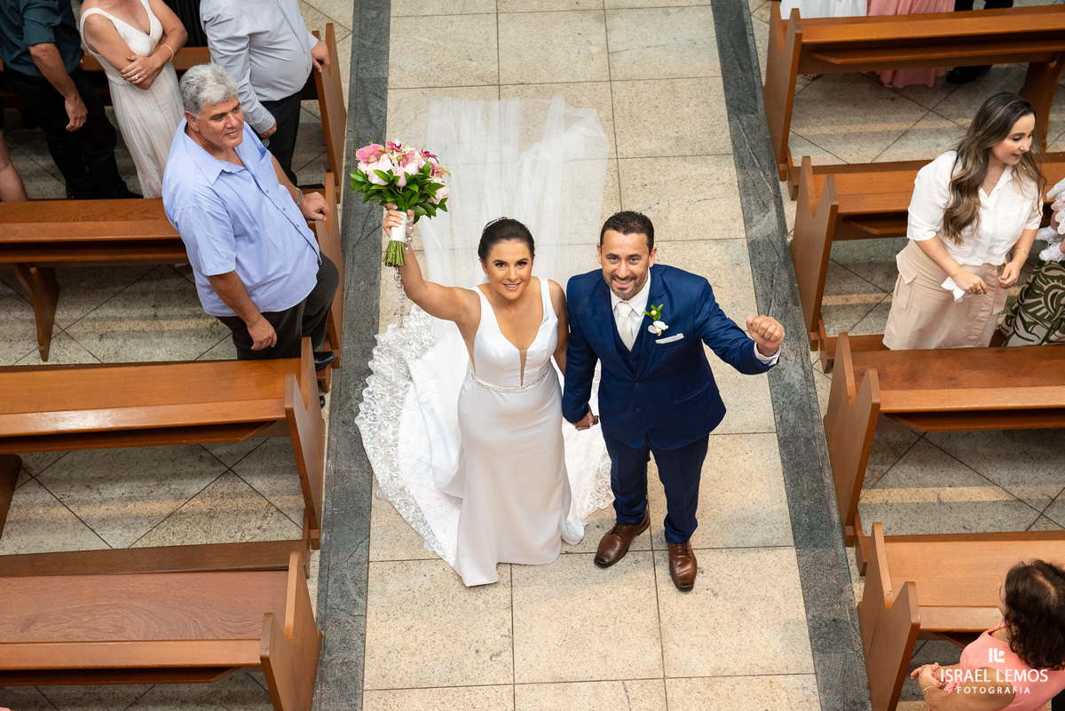 casamento capela e Sabrina na igreja de São Francisco em para de minas casamento lindo com fotos do fotografo Israel lemos