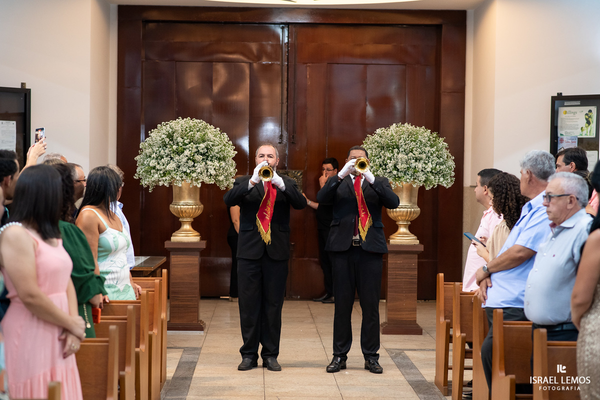 casamento capela e Sabrina na igreja de São Francisco em para de minas casamento lindo com fotos do fotografo Israel lemos