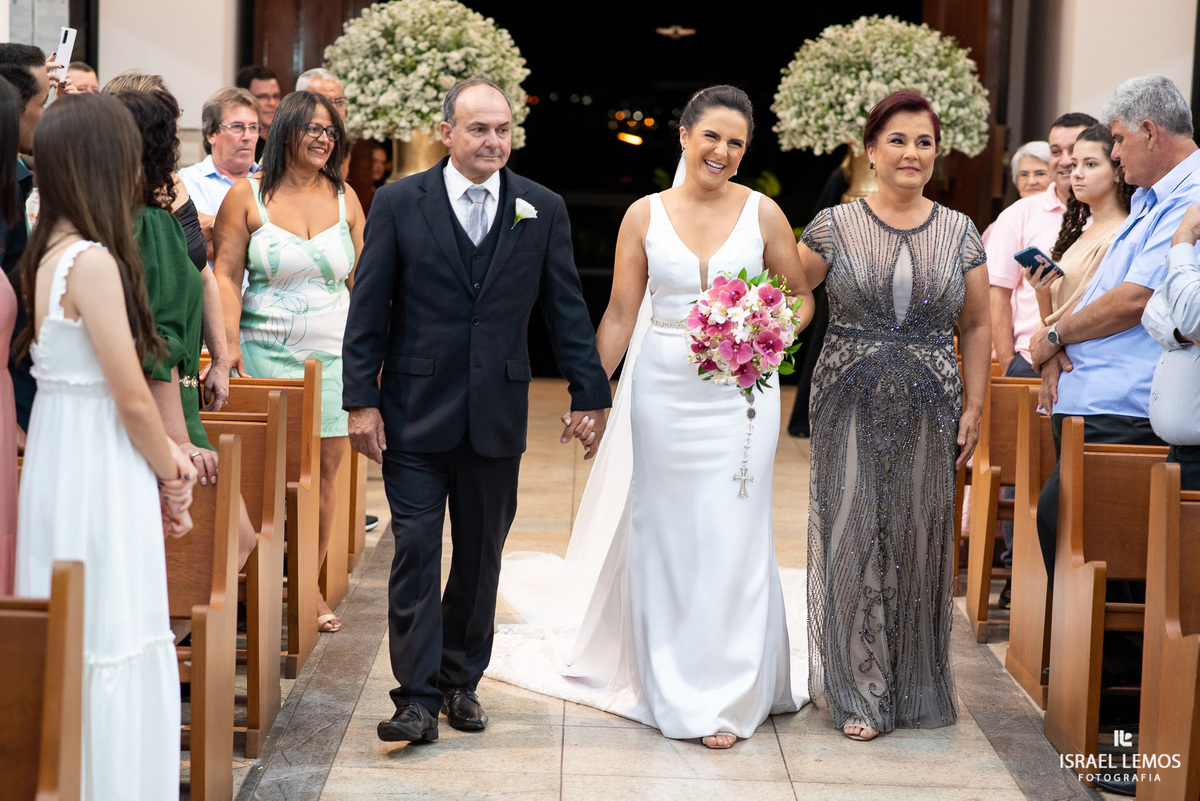 casamento capela e Sabrina na igreja de São Francisco em para de minas casamento lindo com fotos do fotografo Israel lemos