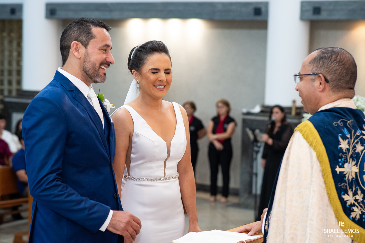 casamento capela e Sabrina na igreja de São Francisco em para de minas casamento lindo com fotos do fotografo Israel lemos