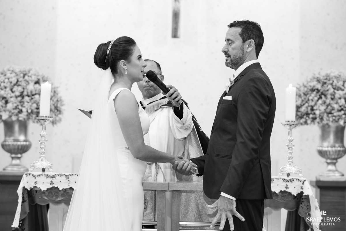 casamento capela e Sabrina na igreja de São Francisco em para de minas casamento lindo com fotos do fotografo Israel lemos