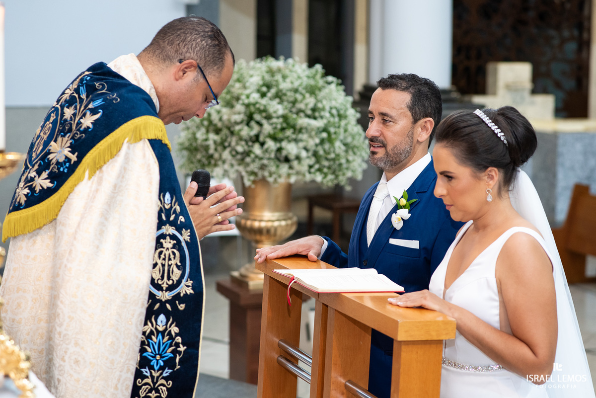 casamento capela e Sabrina na igreja de São Francisco em para de minas casamento lindo com fotos do fotografo Israel lemos
