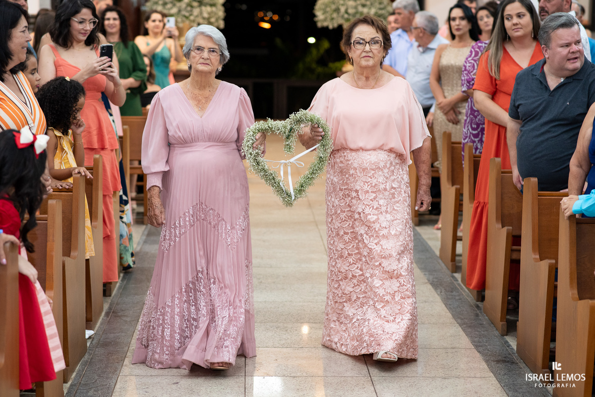 casamento capela e Sabrina na igreja de São Francisco em para de minas casamento lindo com fotos do fotografo Israel lemos
