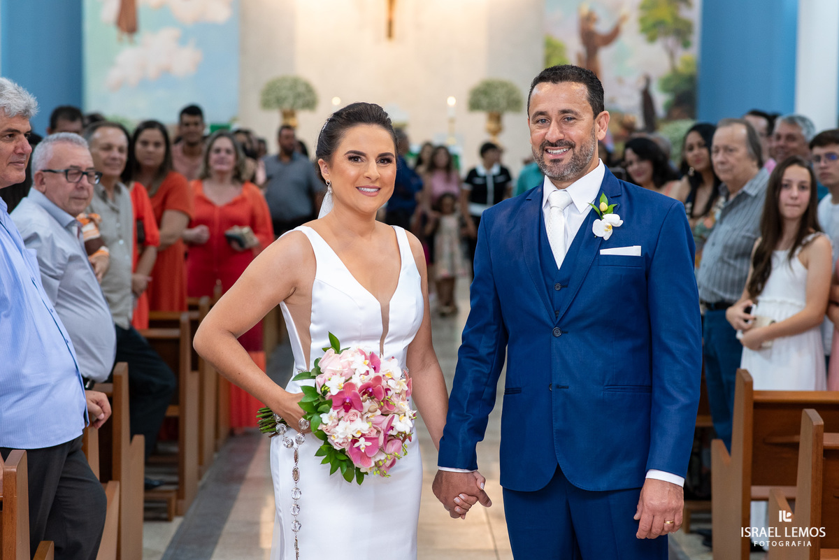 casamento capela e Sabrina na igreja de São Francisco em para de minas casamento lindo com fotos do fotografo Israel lemos