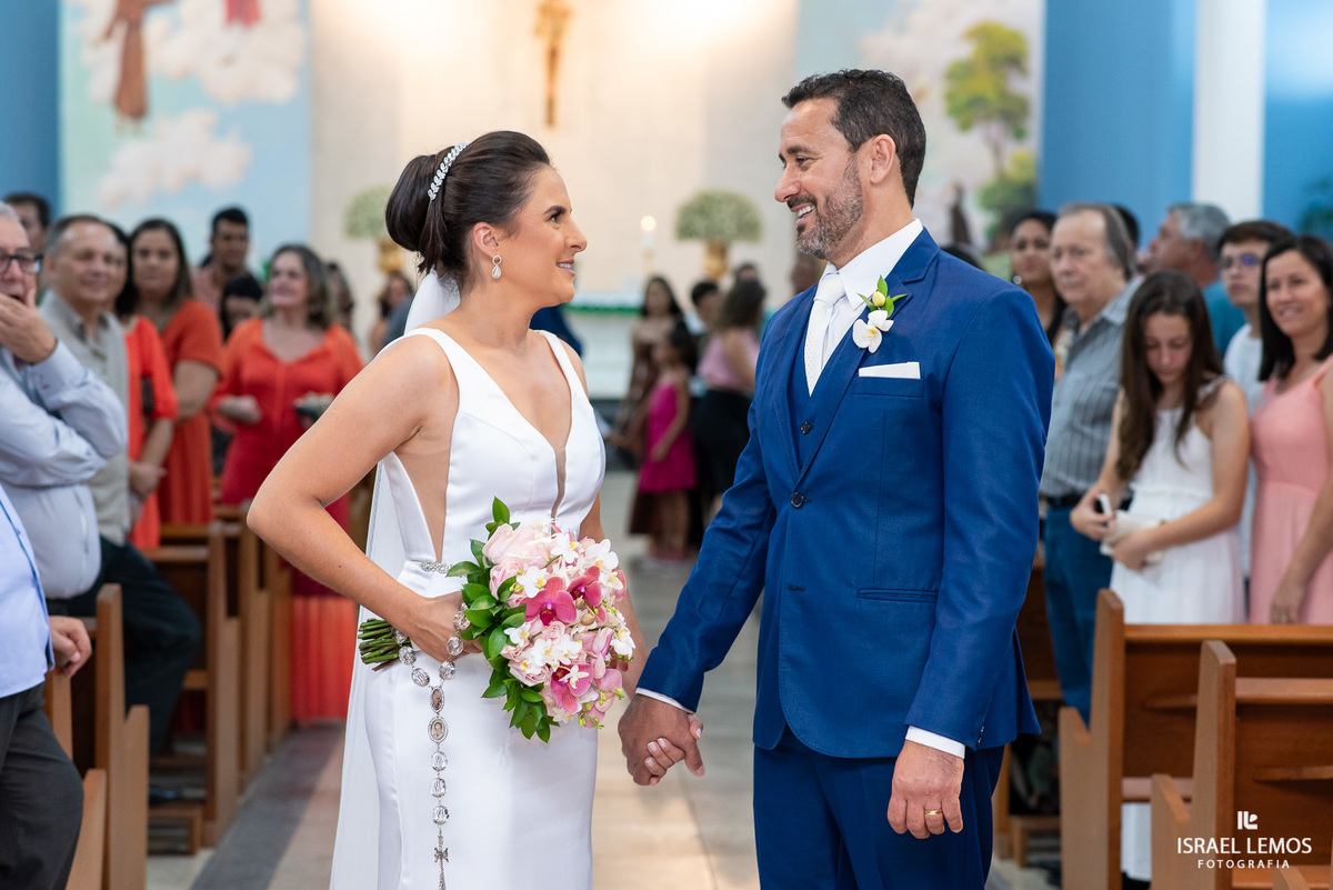 casamento capela e Sabrina na igreja de São Francisco em para de minas casamento lindo com fotos do fotografo Israel lemos