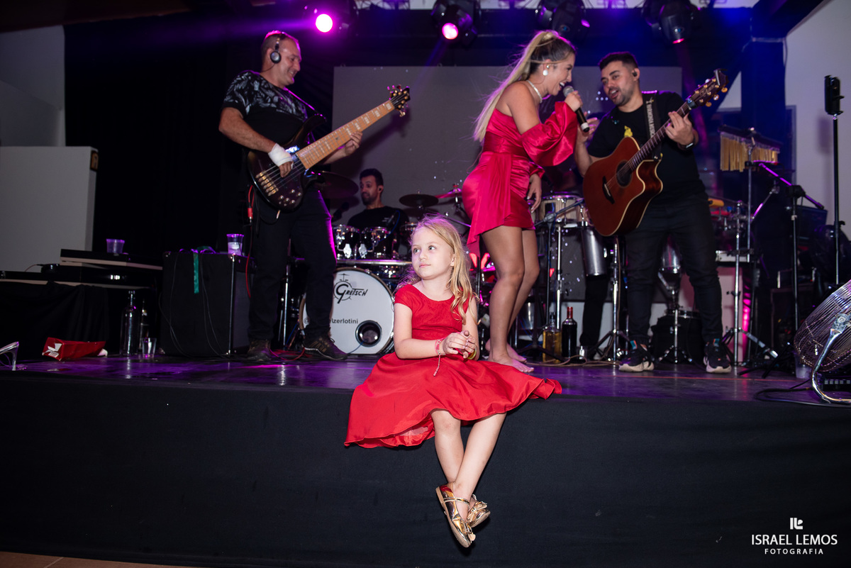 menina ajuda Jacke neves cantora