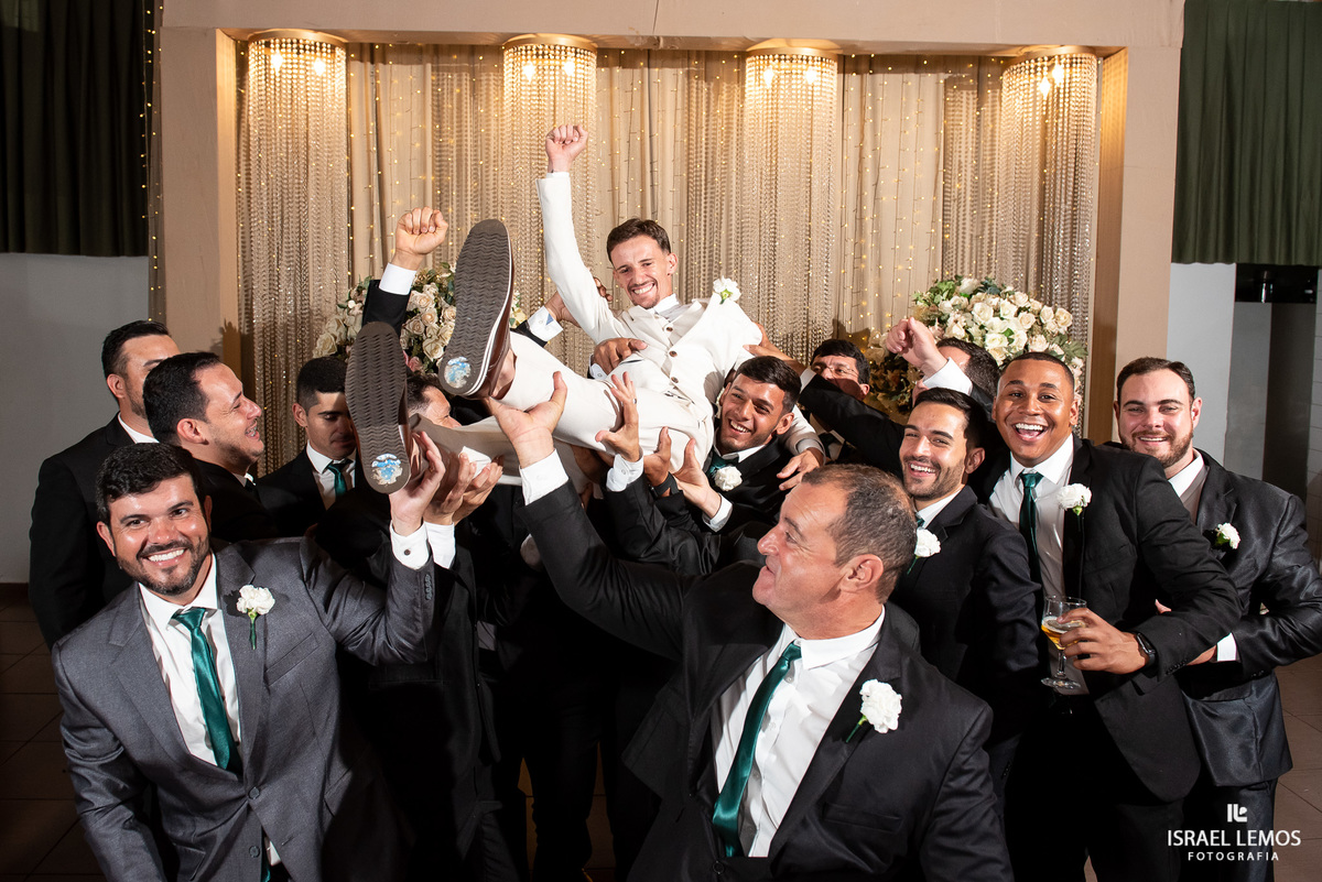 jogar o noivo pra cima em pitangui vira moda com israel lemos fotografo