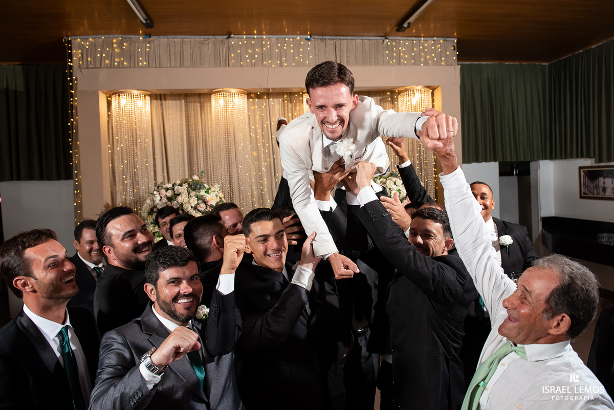 jogar o noivo pra cima em pitangui vira moda com israel lemos fotografo