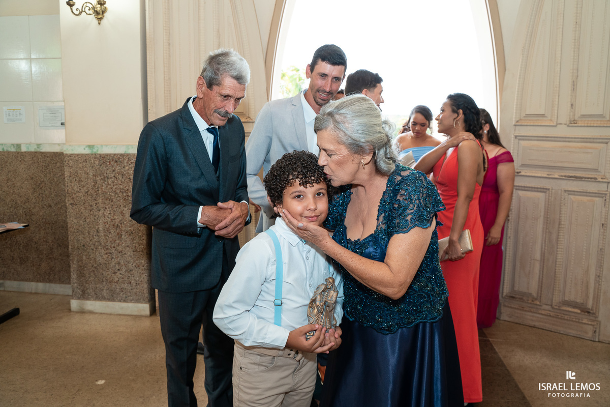 Fotografia de casamento na igreja de São Sebastião na cidade de florestal do casal Ana e samarone com lindas fotos do fotografo de casamento Israel lemos