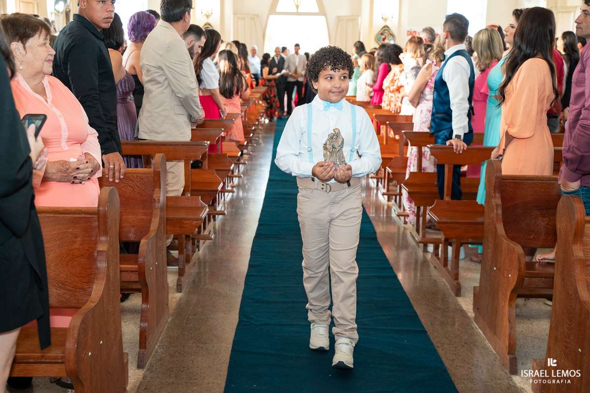 Fotografia de casamento na igreja de São Sebastião na cidade de florestal do casal Ana e samarone com lindas fotos do fotografo de casamento Israel lemos