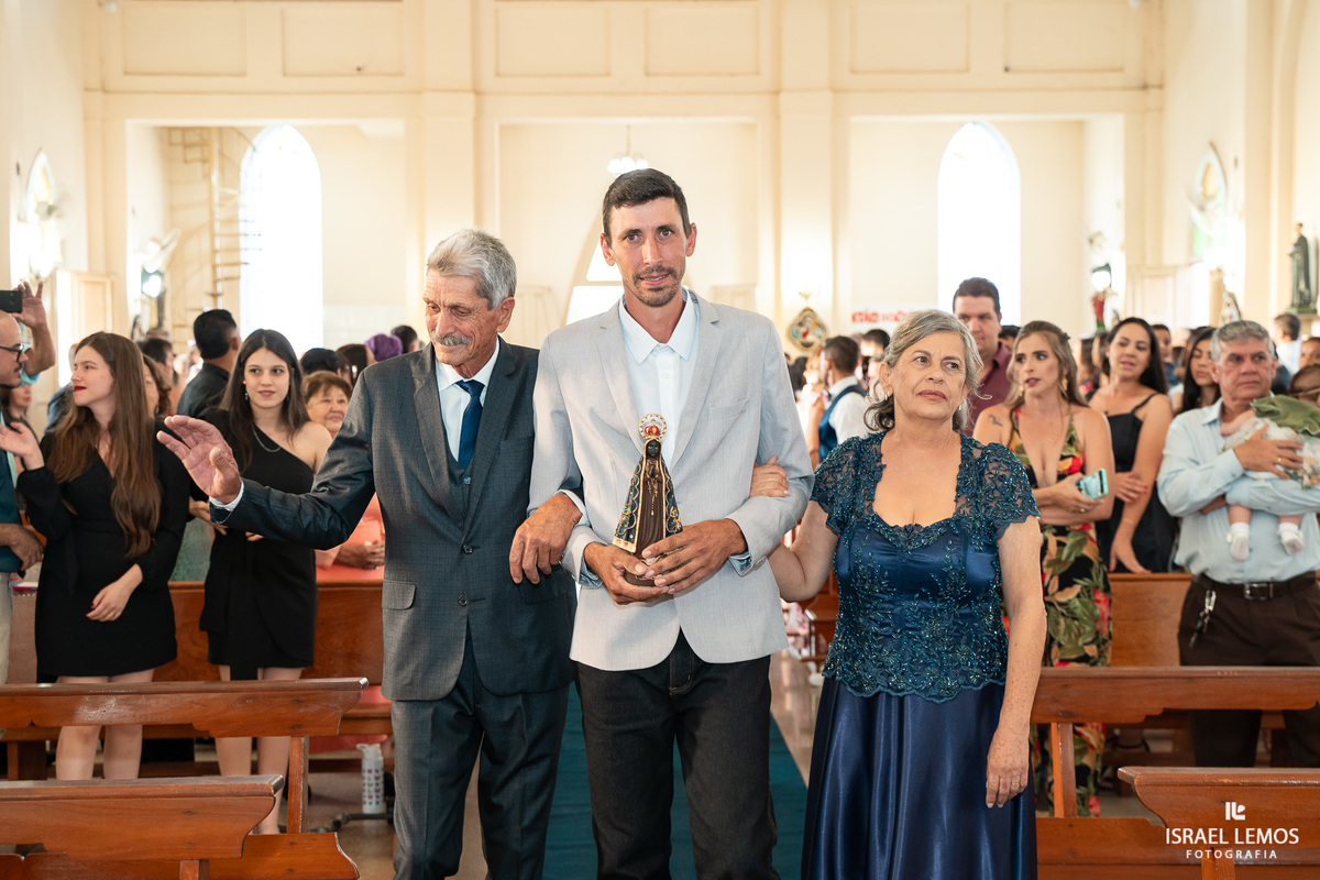 Fotografia de casamento na igreja de São Sebastião na cidade de florestal do casal Ana e samarone com lindas fotos do fotografo de casamento Israel lemos