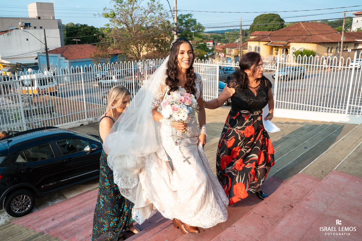Fotografia de casamento na igreja de São Sebastião na cidade de florestal do casal Ana e samarone com lindas fotos do fotografo de casamento Israel lemos