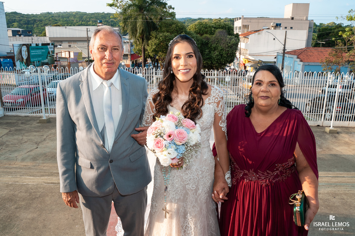 Fotografia de casamento na igreja de São Sebastião na cidade de florestal do casal Ana e samarone com lindas fotos do fotografo de casamento Israel lemos