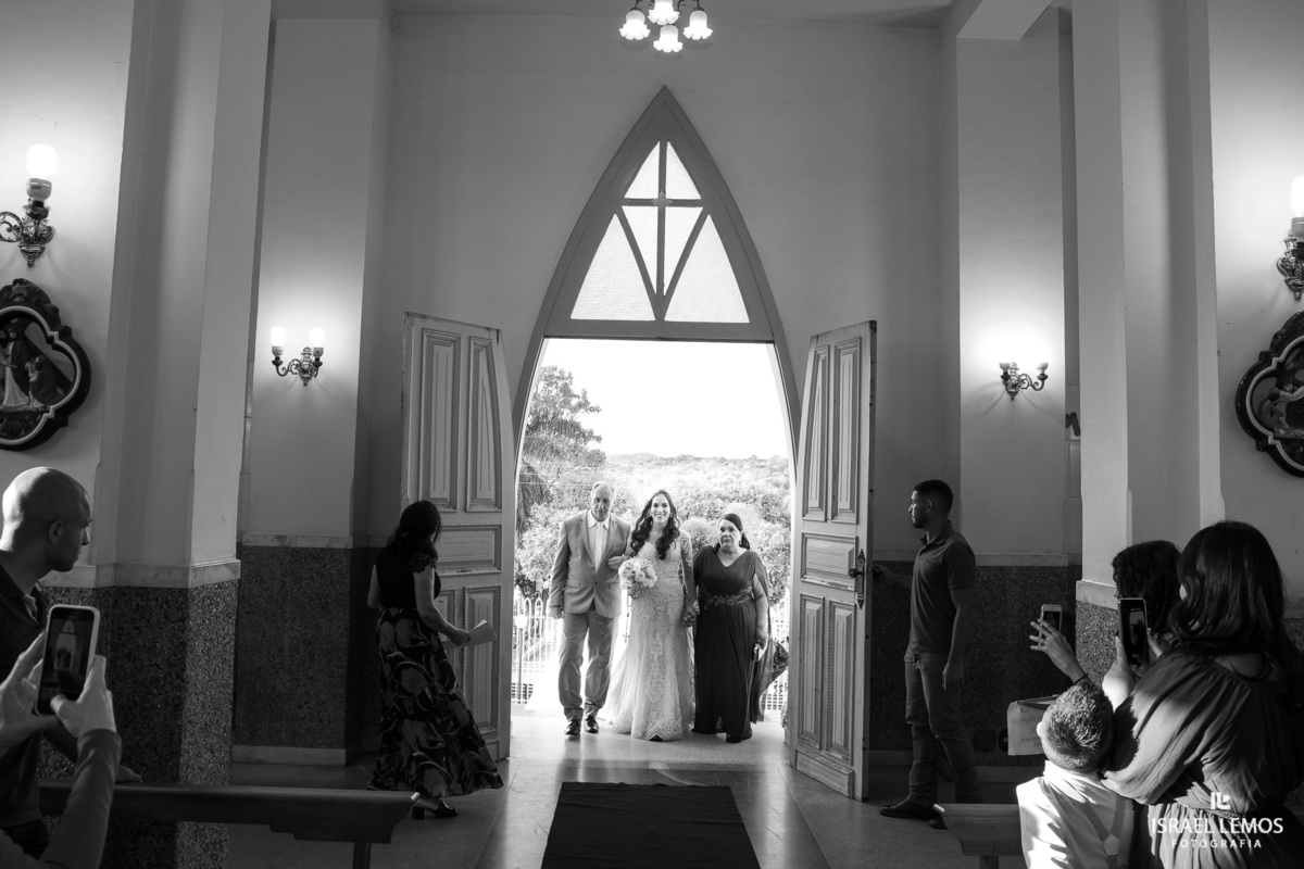 Fotografia de casamento na igreja de São Sebastião na cidade de florestal do casal Ana e samarone com lindas fotos do fotografo de casamento Israel lemos