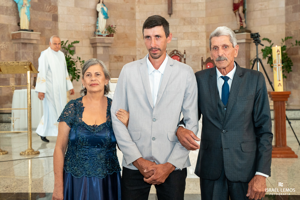Fotografia de casamento na igreja de São Sebastião na cidade de florestal do casal Ana e samarone com lindas fotos do fotografo de casamento Israel lemos