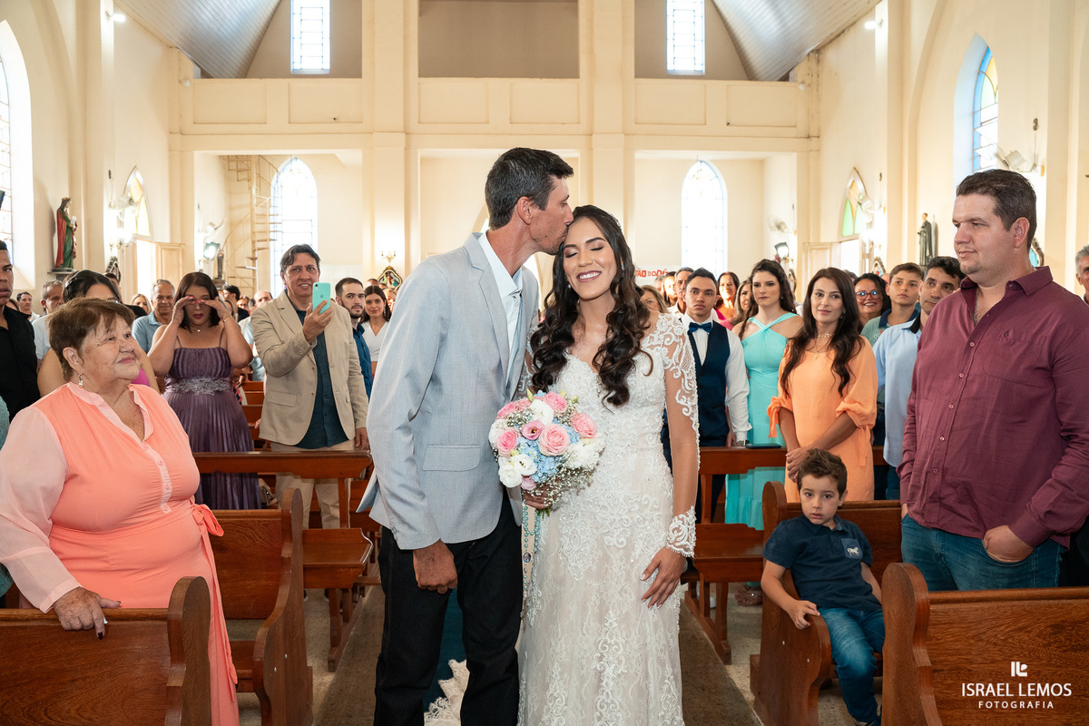 Fotografia de casamento na igreja de São Sebastião na cidade de florestal do casal Ana e samarone com lindas fotos do fotografo de casamento Israel lemos