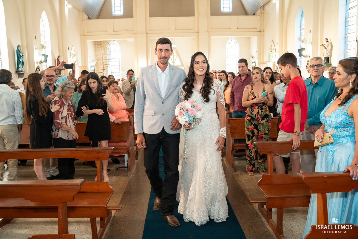 Fotografia de casamento na igreja de São Sebastião na cidade de florestal do casal Ana e samarone com lindas fotos do fotografo de casamento Israel lemos