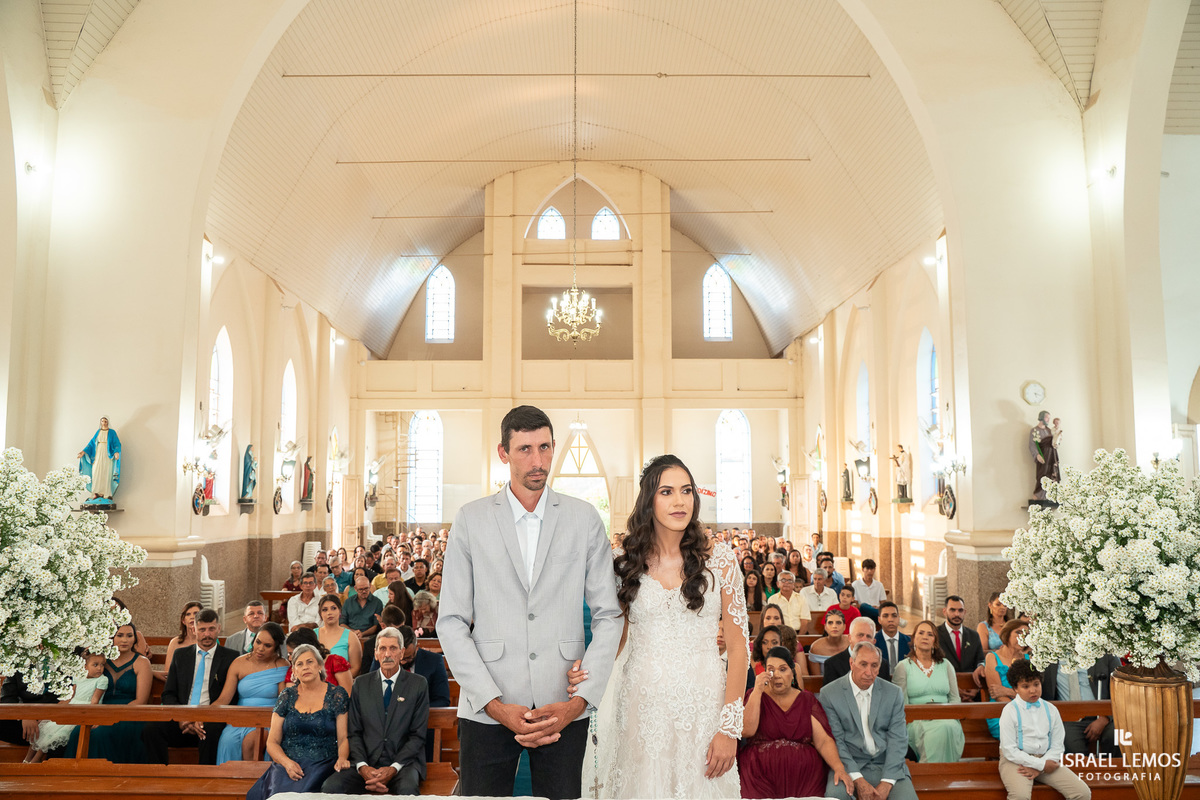 Fotografia de casamento na igreja de São Sebastião na cidade de florestal do casal Ana e samarone com lindas fotos do fotografo de casamento Israel lemosFotografia de casamento na igreja de São Sebastião na cidade de florestal do casal Ana e samarone com 