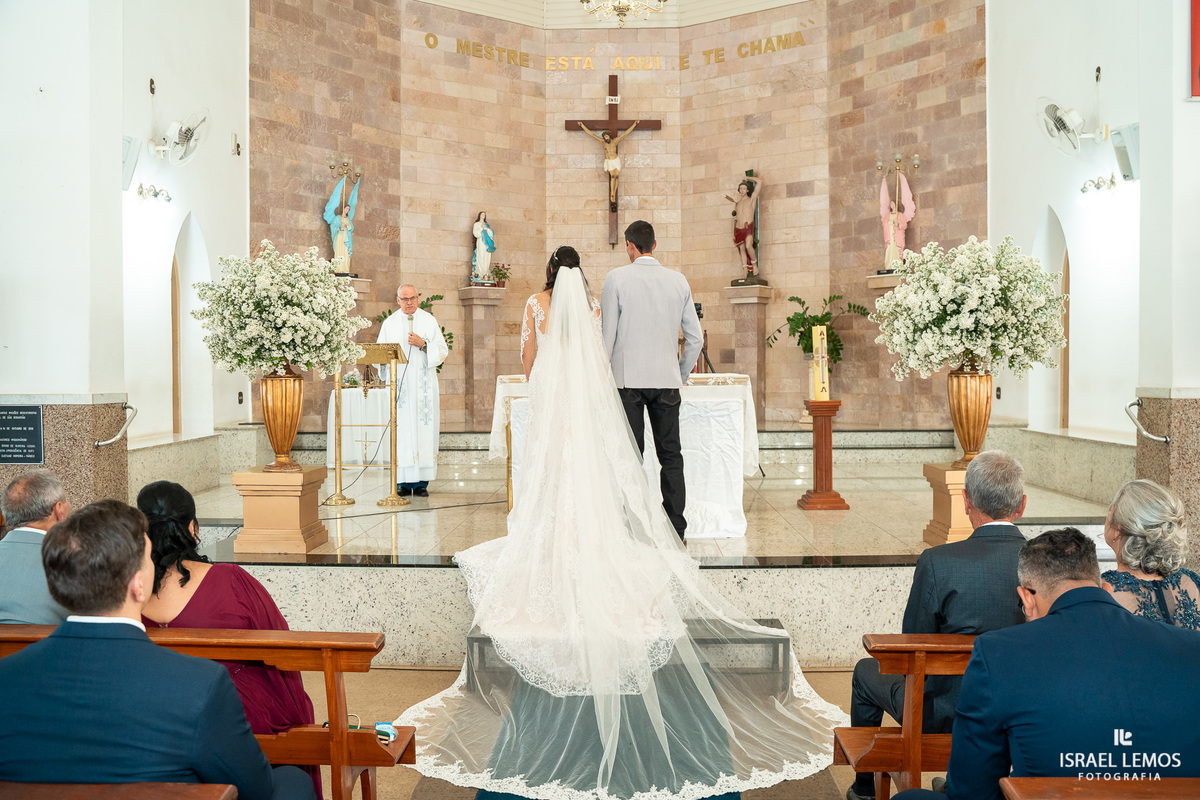 Fotografia de casamento na igreja de São Sebastião na cidade de florestal do casal Ana e samarone com lindas fotos do fotografo de casamento Israel lemos