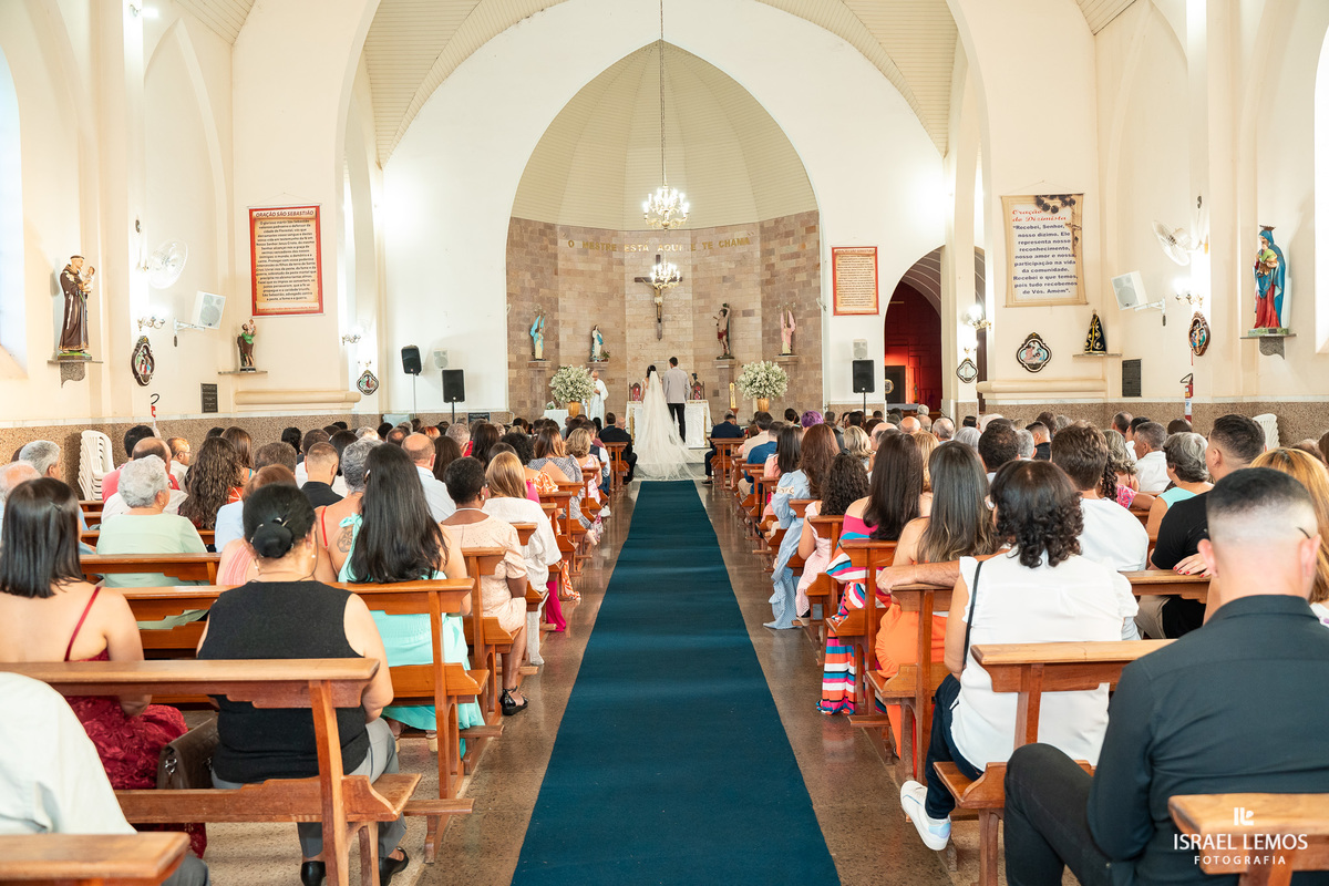 Fotografia de casamento na igreja de São Sebastião na cidade de florestal do casal Ana e samarone com lindas fotos do fotografo de casamento Israel lemos