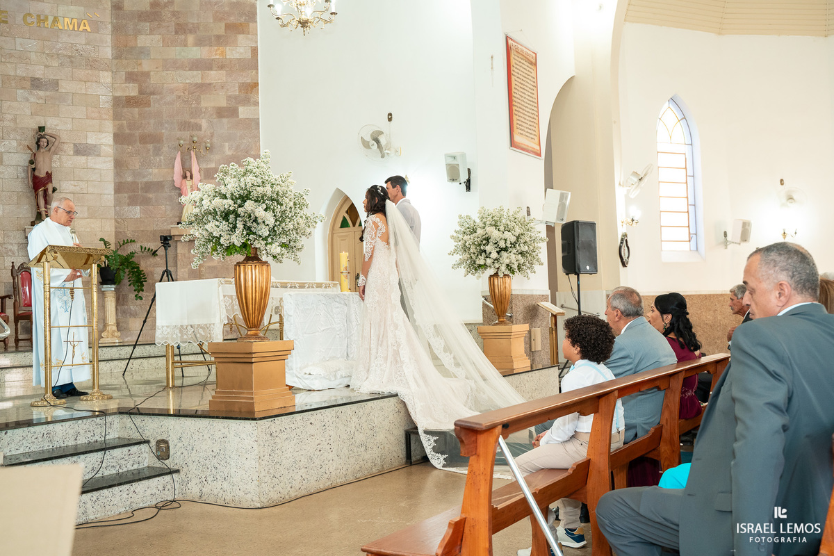 Fotografia de casamento na igreja de São Sebastião na cidade de florestal do casal Ana e samarone com lindas fotos do fotografo de casamento Israel lemos