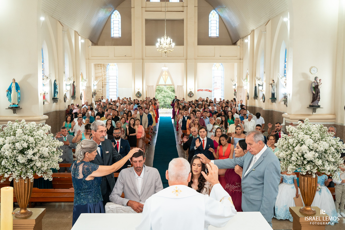 Fotografia de casamento na igreja de São Sebastião na cidade de florestal do casal Ana e samarone com lindas fotos do fotografo de casamento Israel lemos
