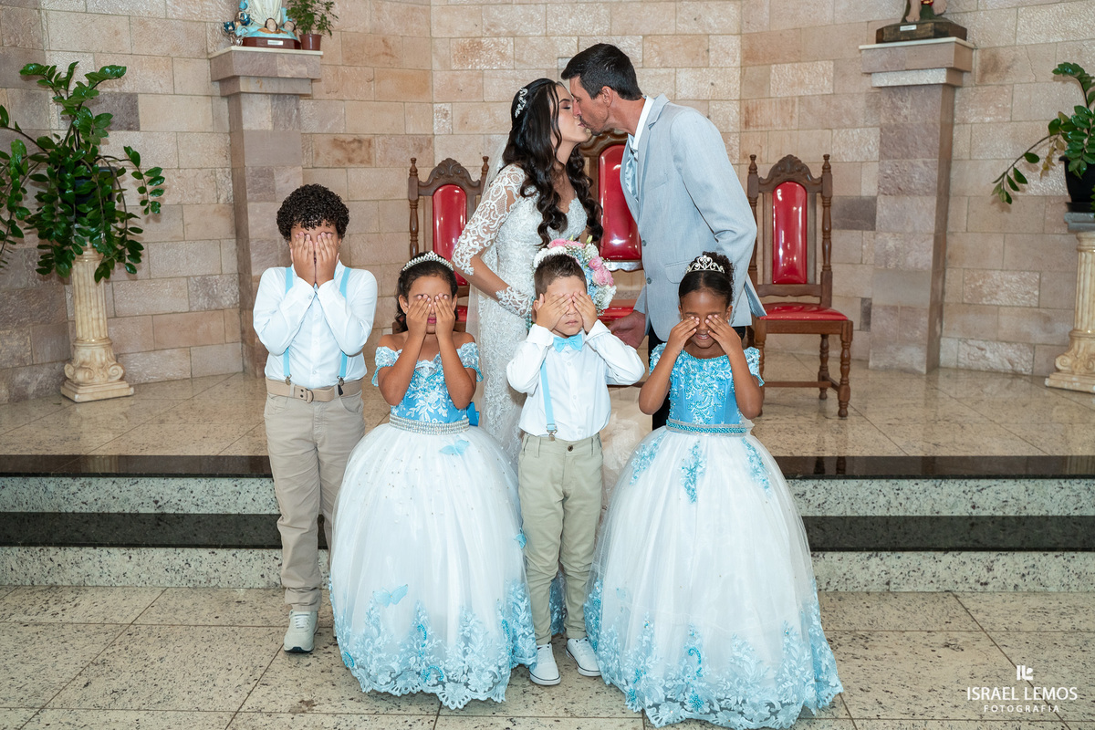 Fotografia de casamento na igreja de São Sebastião na cidade de florestal do casal Ana e samarone com lindas fotos do fotografo de casamento Israel lemos