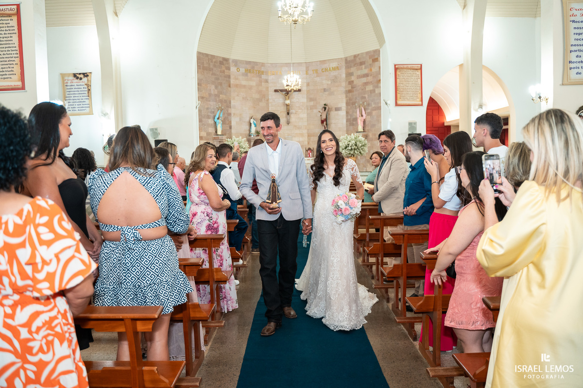Fotografia de casamento na igreja de São Sebastião na cidade de florestal do casal Ana e samarone com lindas fotos do fotografo de casamento Israel lemos
