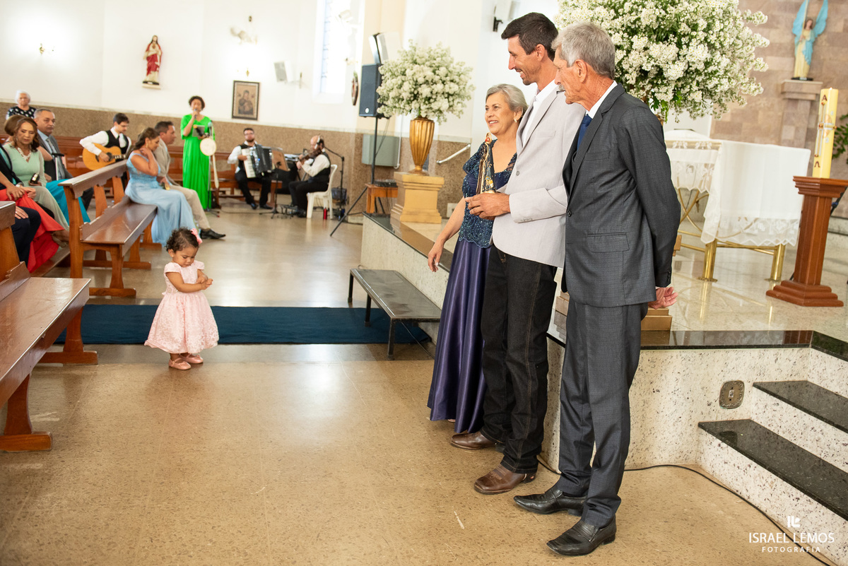 Fotografia de casamento na igreja de São Sebastião na cidade de florestal do casal Ana e samarone com lindas fotos do fotografo de casamento Israel lemos