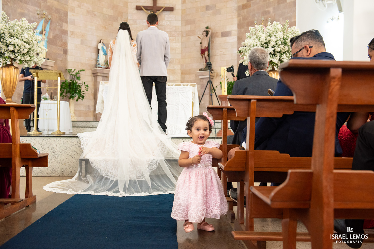 Fotografia de casamento na igreja de São Sebastião na cidade de florestal do casal Ana e samarone com lindas fotos do fotografo de casamento Israel lemos