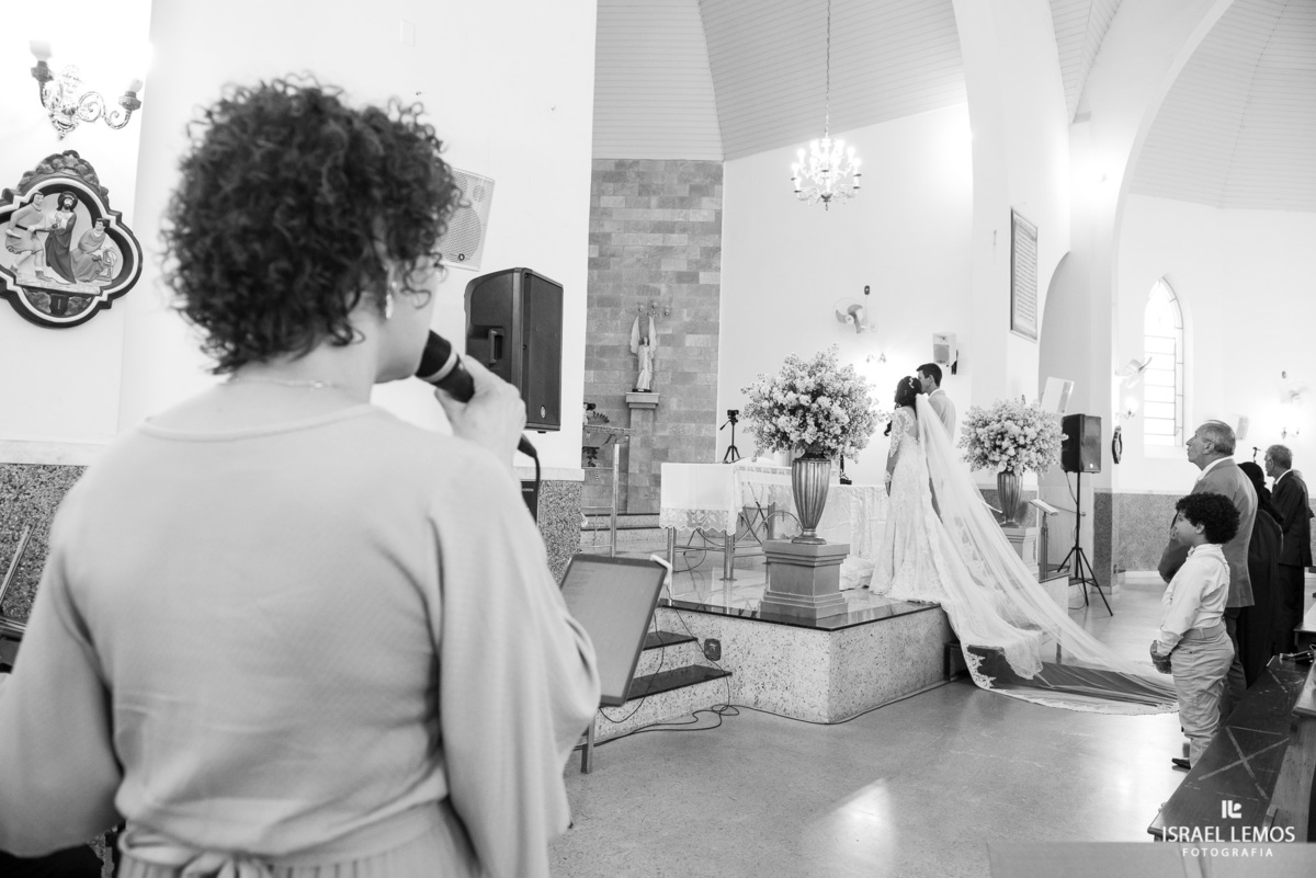 Fotografia de casamento na igreja de São Sebastião na cidade de florestal do casal Ana e samarone com lindas fotos do fotografo de casamento Israel lemos