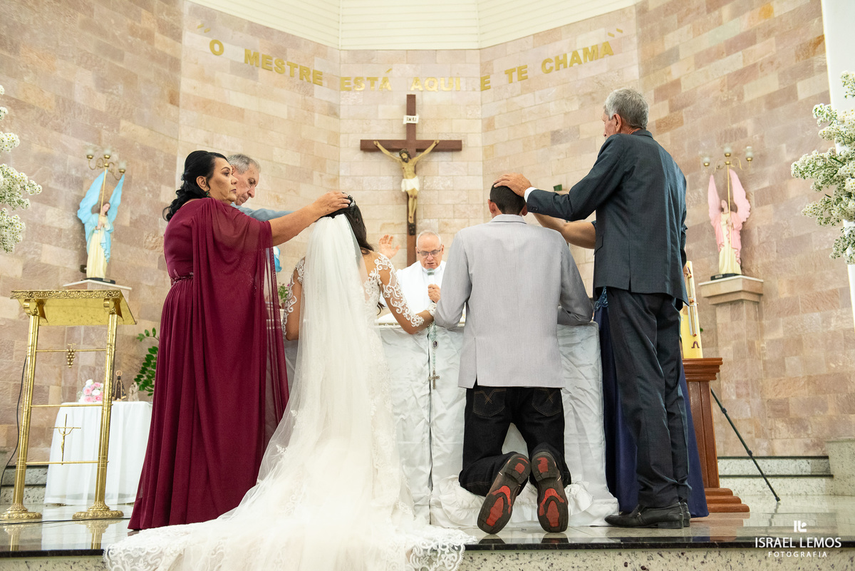 Fotografia de casamento na igreja de São Sebastião na cidade de florestal do casal Ana e samarone com lindas fotos do fotografo de casamento Israel lemos