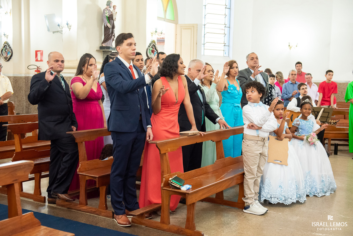 Fotografia de casamento na igreja de São Sebastião na cidade de florestal do casal Ana e samarone com lindas fotos do fotografo de casamento Israel lemos
