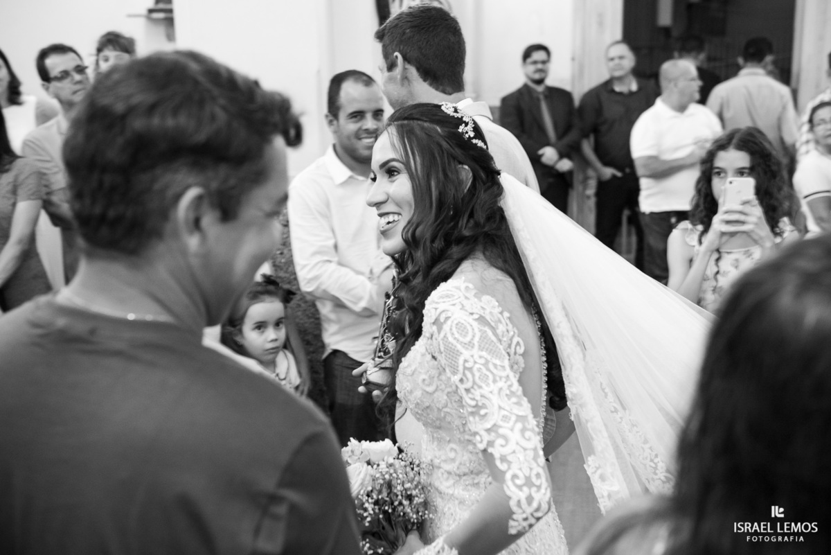 Fotografia de casamento na igreja de São Sebastião na cidade de florestal do casal Ana e samarone com lindas fotos do fotografo de casamento Israel lemos