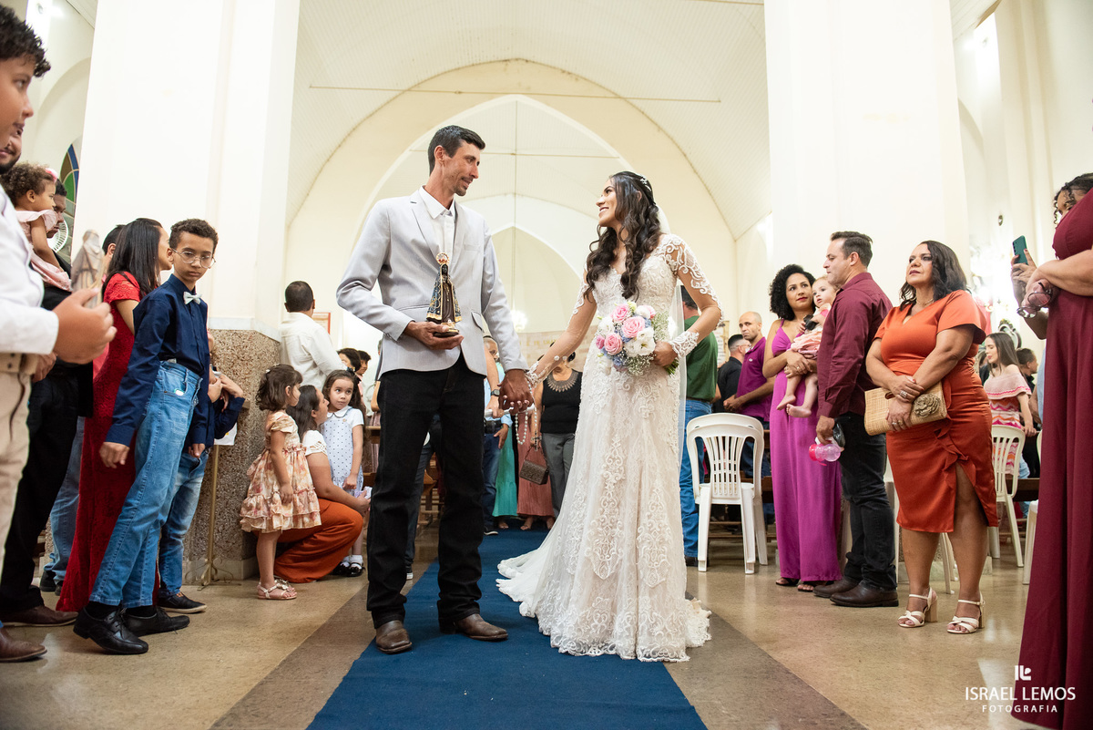 Fotografia de casamento na igreja de São Sebastião na cidade de florestal do casal Ana e samarone com lindas fotos do fotografo de casamento Israel lemos