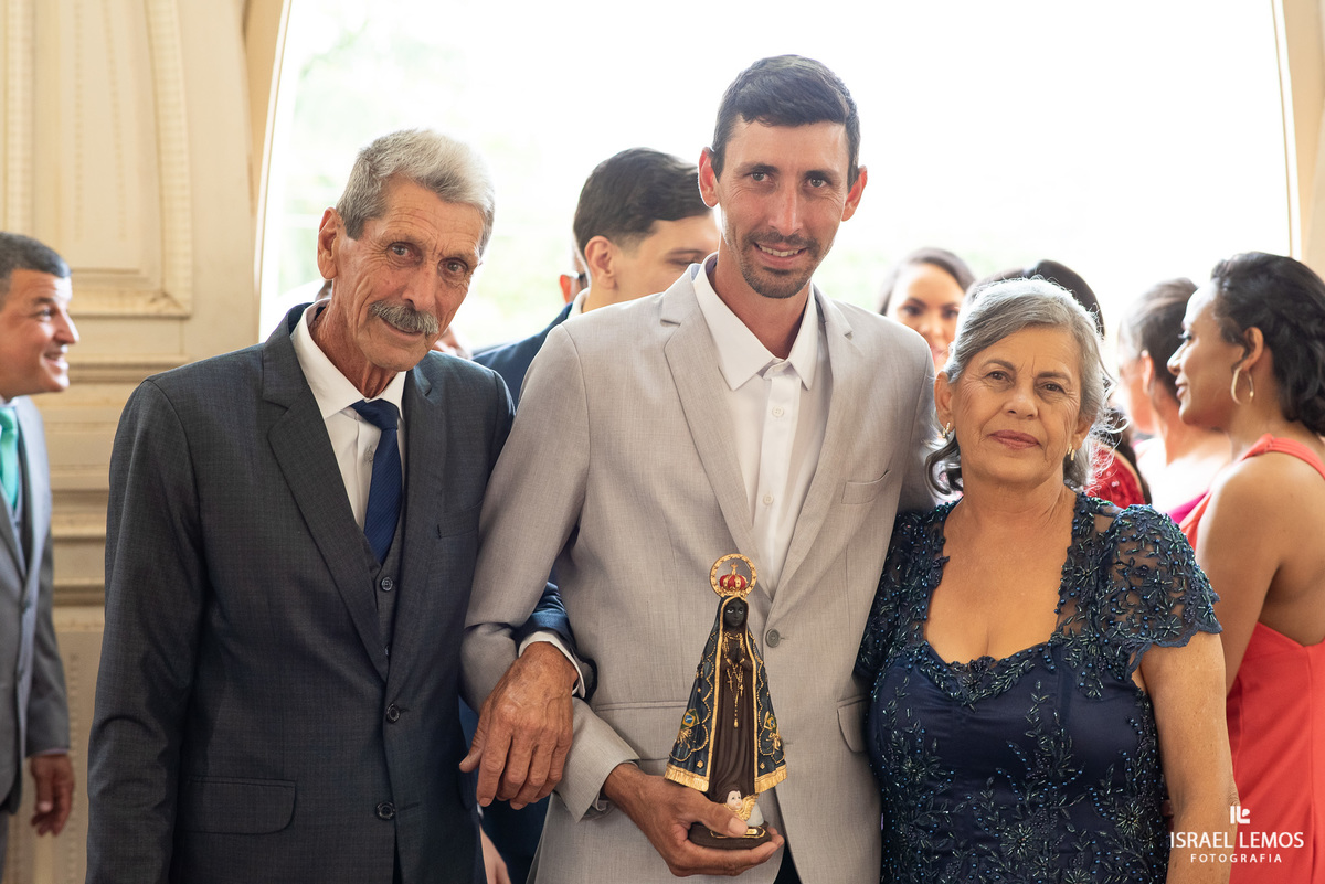 Fotografia de casamento na igreja de São Sebastião na cidade de florestal do casal Ana e samarone com lindas fotos do fotografo de casamento Israel lemos