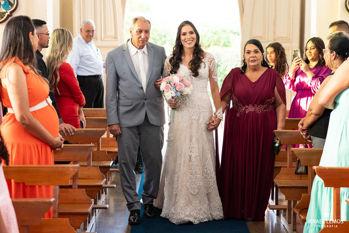 Fotografia de casamento na igreja de São Sebastião na cidade de florestal do casal Ana e samarone com lindas fotos do fotografo de casamento Israel lemos