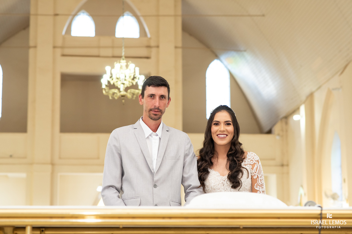 Fotografia de casamento na igreja de São Sebastião na cidade de florestal do casal Ana e samarone com lindas fotos do fotografo de casamento Israel lemos