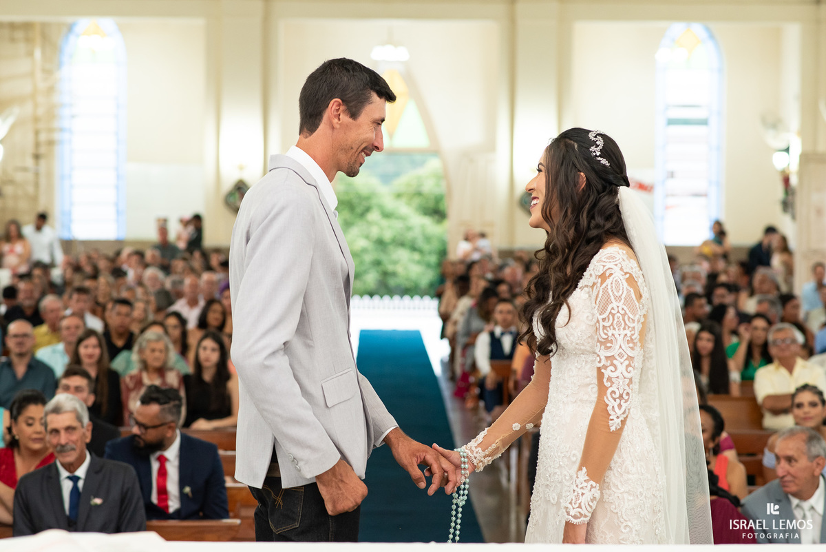 Fotografia de casamento na igreja de São Sebastião na cidade de florestal do casal Ana e samarone com lindas fotos do fotografo de casamento Israel lemos