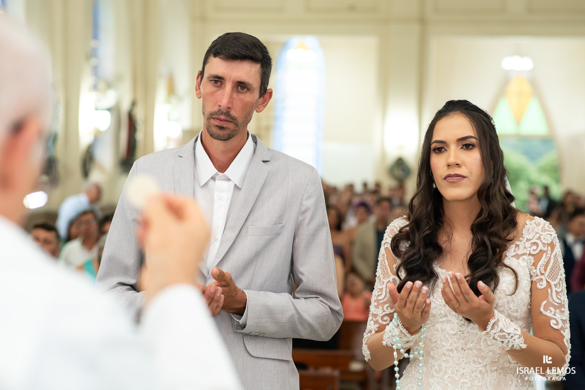 Fotografia de casamento na igreja de São Sebastião na cidade de florestal do casal Ana e samarone com lindas fotos do fotografo de casamento Israel lemos