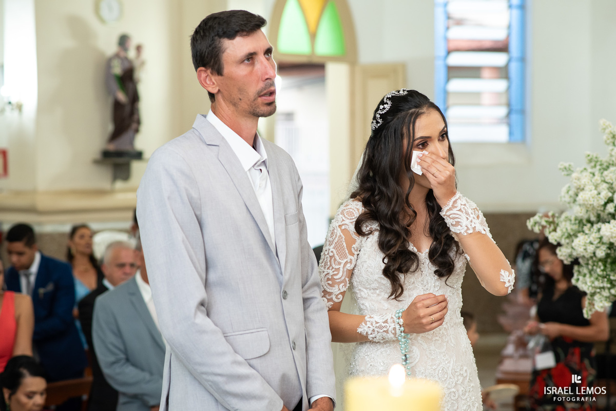 Fotografia de casamento na igreja de São Sebastião na cidade de florestal do casal Ana e samarone com lindas fotos do fotografo de casamento Israel lemos