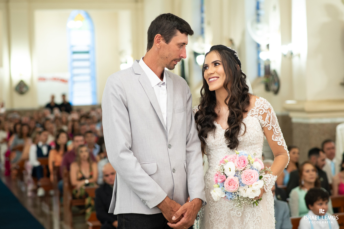 Fotografia de casamento na igreja de São Sebastião na cidade de florestal do casal Ana e samarone com lindas fotos do fotografo de casamento Israel lemos
