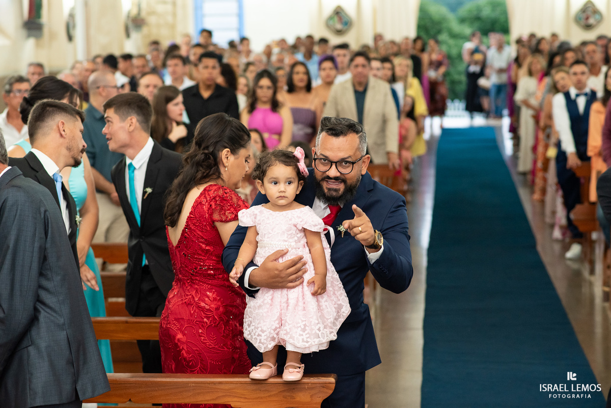 Fotografia de casamento na igreja de São Sebastião na cidade de florestal do casal Ana e samarone com lindas fotos do fotografo de casamento Israel lemos