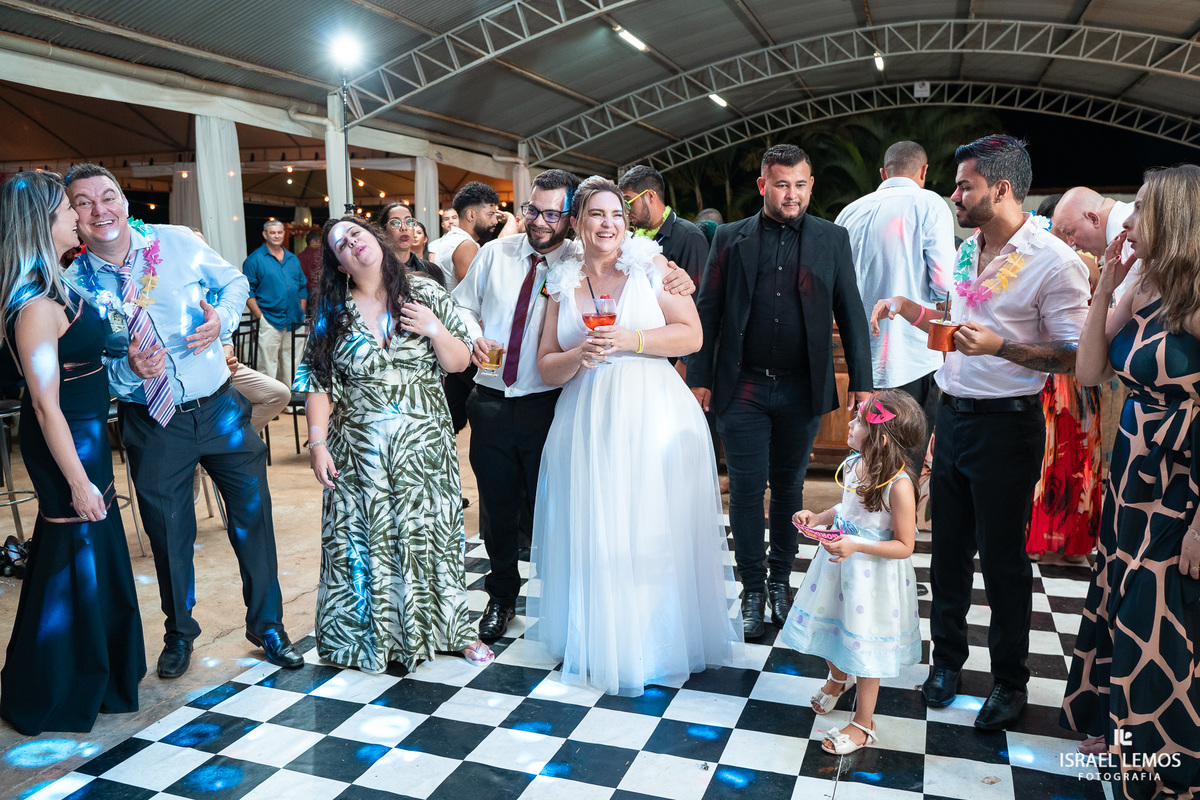 recepção de casamento na mansão do aeroporto em abaete do casal marcelo e Gisele fotografia lindas por Israel Lemos fotografo abaete