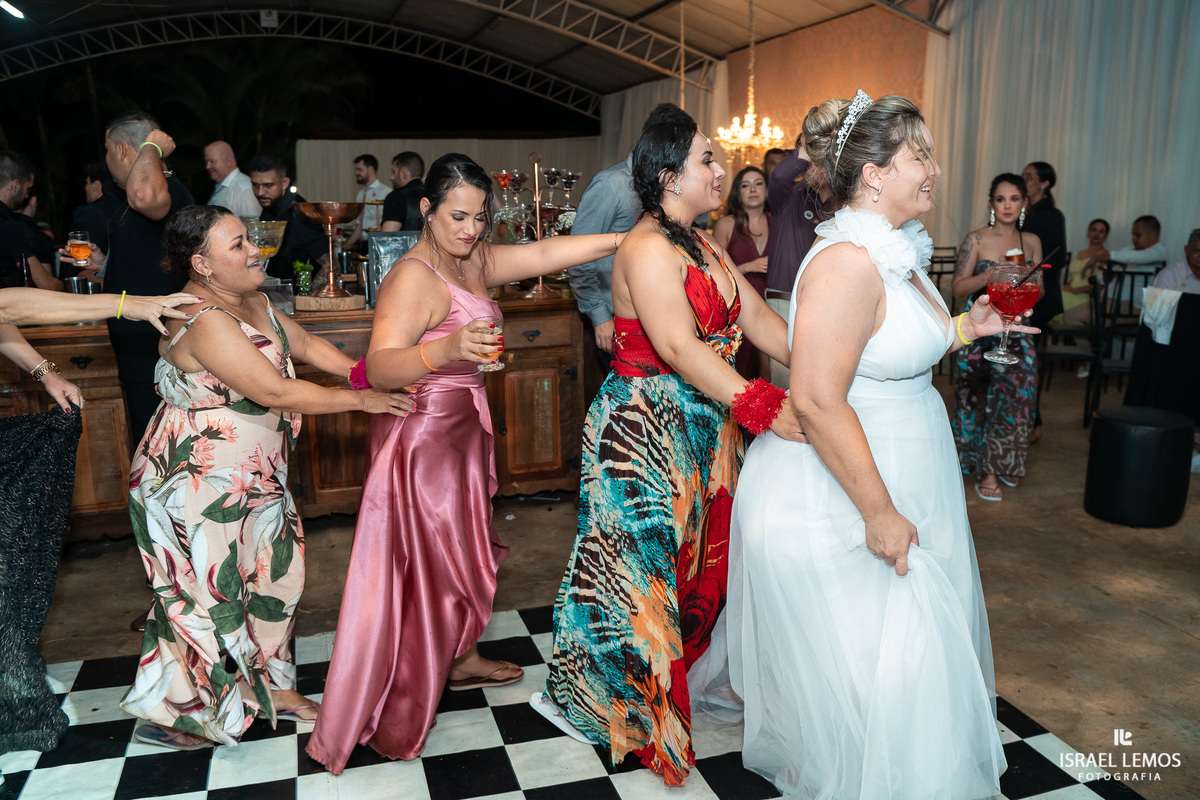 recepção de casamento na mansão do aeroporto em abaete do casal marcelo e Gisele fotografia lindas por Israel Lemos fotografo abaete