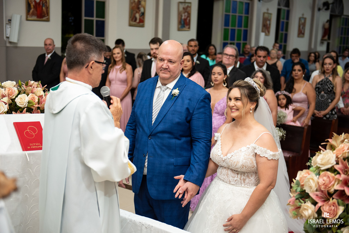 Casamento na igreja Nossa senhora do Patrocinio em abaete do casal marcelo e Gisele fotografia lindas por Israel Lemos fotografo abaete